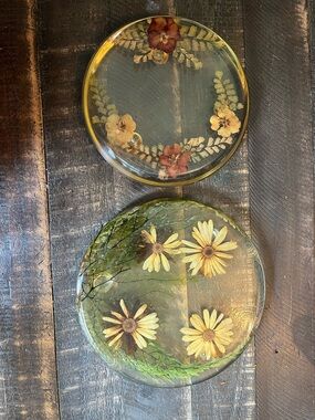 Set of 2 Vintage Floral Resin Footed Trays - Yellow Daisy & Pressed Flower